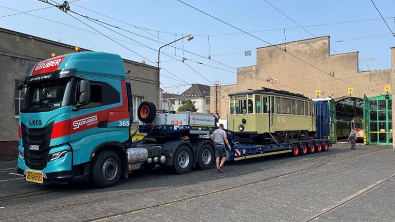 Denkmalgeschützter Straßenbahnwagen T 9 erreicht sicheren Hafen