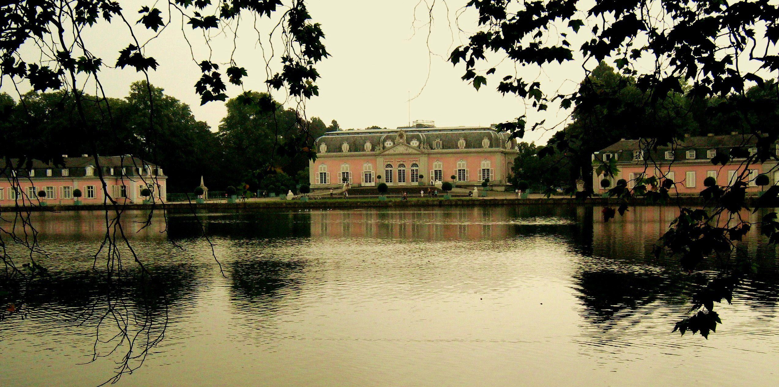 Schloss Benrath mit Fluegelgebaeuden