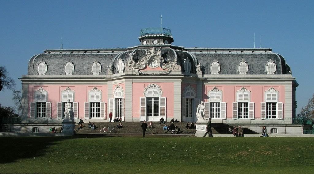 Schloss Benrath Suedseite des Corps de Logis
